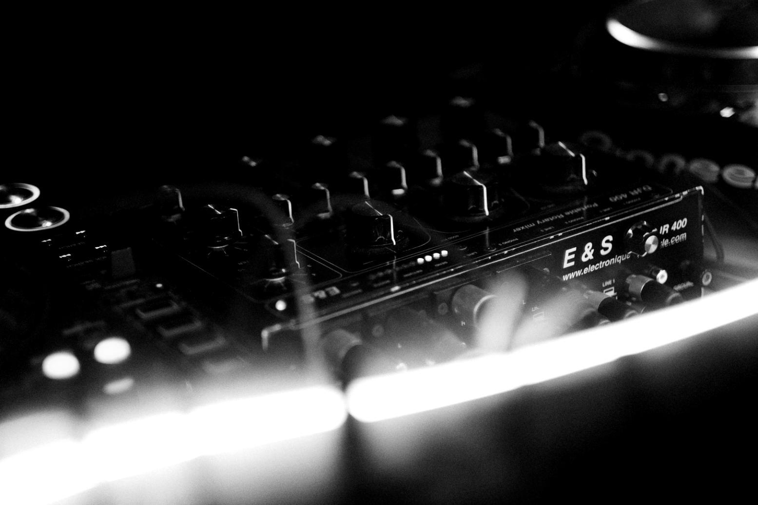 Sessione di songwriting con strumenti musicali